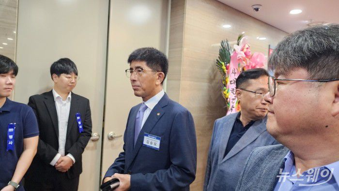 김승모 한화 건설부문 사장이 27일 열린 '건설의 날' 행사장에서 이동하고 있다. 사진=권한일 기자