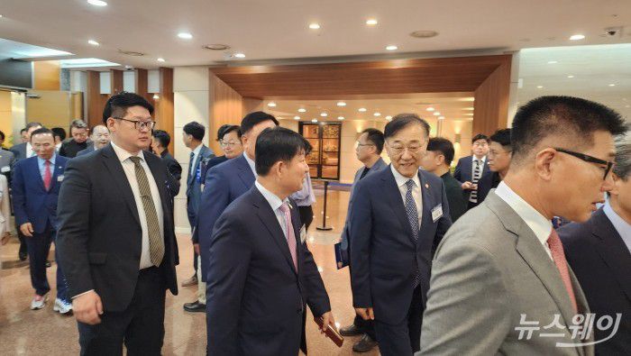 김윤덕 국토교통부 장관(오른쪽)과 권영진 의원(국민의힘, 국토교통위원회 간사)가 27일 건설회관에서 대화를 나누며 2025 건설의 날 행사장으로 이동하고 있다. 사진=권한일 기자