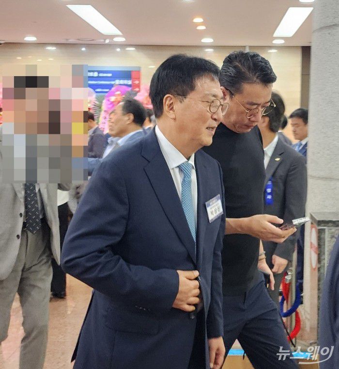 박상신 DL이앤씨 사장이 27일 '건설의 날' 행사 후 행사장을 나서고 있다. 사진=권한일 기자