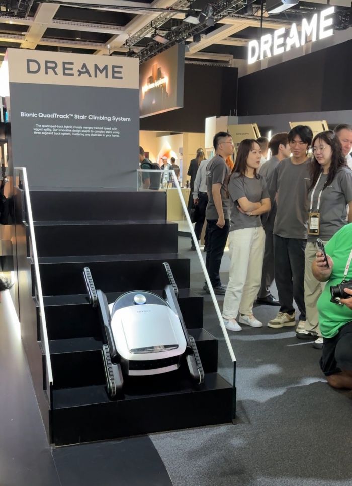 드리미의 계단을 오르는 로봇청소기 사이버 X(CyberX). 사진=정단비 기자 2234jung@