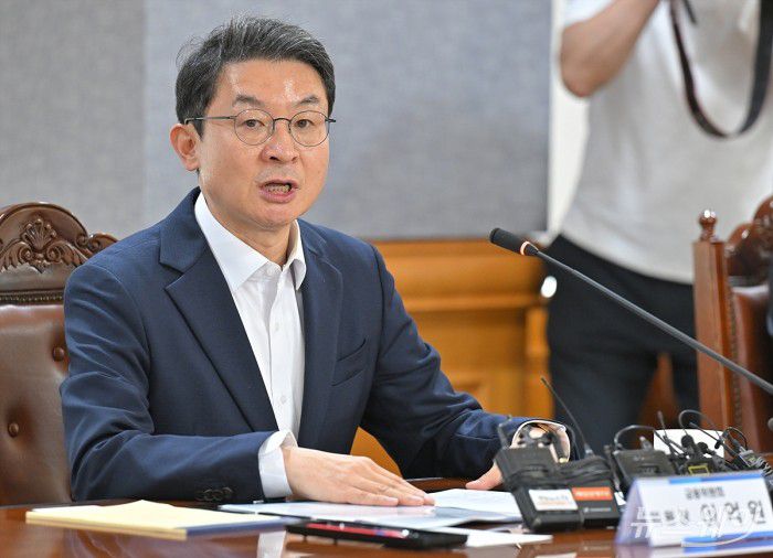 이억원 금융위원장이 15일 서울 중구 은행연합회에서 열린 '금융위원장-금융지주 회장 간담회'에서 모두발언 하고 있다. 사진=이수길 기자 Leo2004@newsway.co.kr