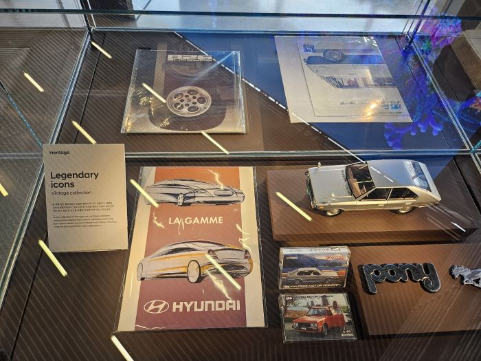 현대 모터 스튜디오 서울 1층에 비치된 빈티지 제품. 사진=김다정 기자