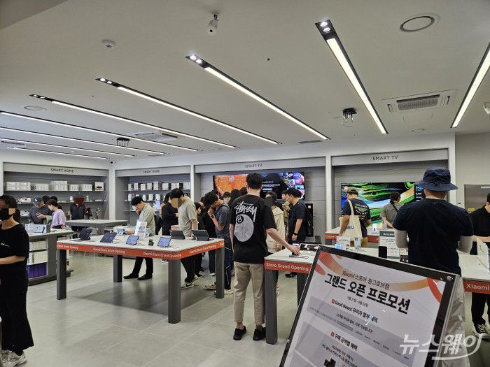 27일 오후 시민들이 샤오미스토어 마곡 원그로브점에서 제품을 둘러보고 있다. 사진=전소연 기자