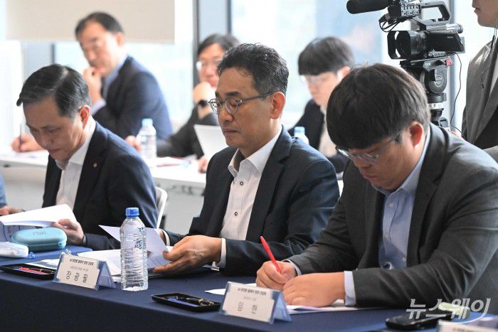 (중앙)장광필 HD한국조선해양 부사장이 1일 오전 경기 성남시 분당구 HD현대 글로벌R&D센터에서 열린 AI 대전환을 위한 릴레이 현장 선박 및 드론 분야 간담회에서 구윤철 경제부총리 겸 기획재정부 장관의 모두발언을 경청하며 자료를 살펴보고 있다. 사진=강민석 기자 kms@newsway.co.kr