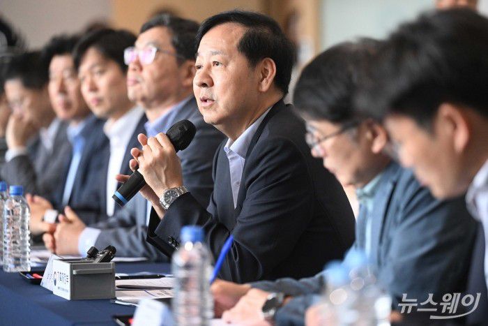 구윤철 경제부총리 겸 기획재정부 장관이 1일 오전 경기 성남시 분당구 HD현대 글로벌R&D센터에서 열린 AI 대전환을 위한 릴레이 현장 선박 및 드론 분야 간담회에서 모두발언을 하고 있다. 사진=강민석 기자 kms@newsway.co.kr