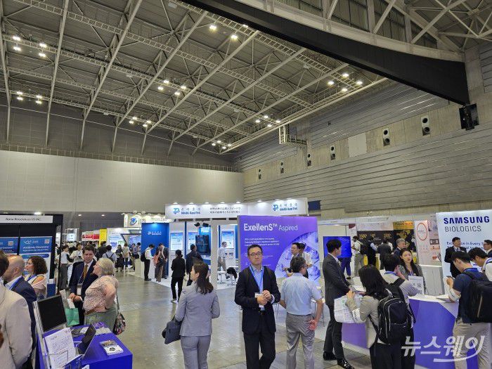 '바이오 재팬'(BIO JAPAN) 2025 전시회장에서 삼성바이오로직스와 우시앱텍 재팬 부스가 마주 보고 있다. 사진=이병현 기자