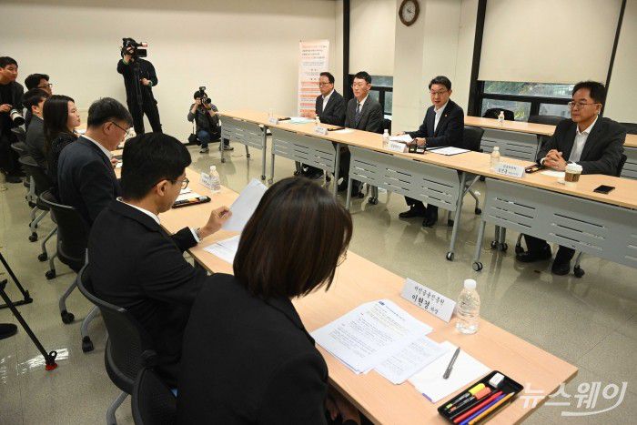 이억원 금융위원장과 이재연 신용회복위원회 위원장이 23일 오전 서울 중구 서민금융통합지원센터에서 열린 정책서민금융·채무조정 현장간담회에서 모두발언을 하고 있다. 사진=강민석 기자 kms@newsway.co.kr