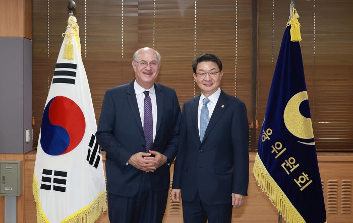 이억원 금융위원장이 24일 오후 서울 종로구 정부서울청사에서 미주개발은행(IDB) 일랑 고우드파잉 총재와 면담 후 기념촬영을 하고 있다. 사진=금융위 제공