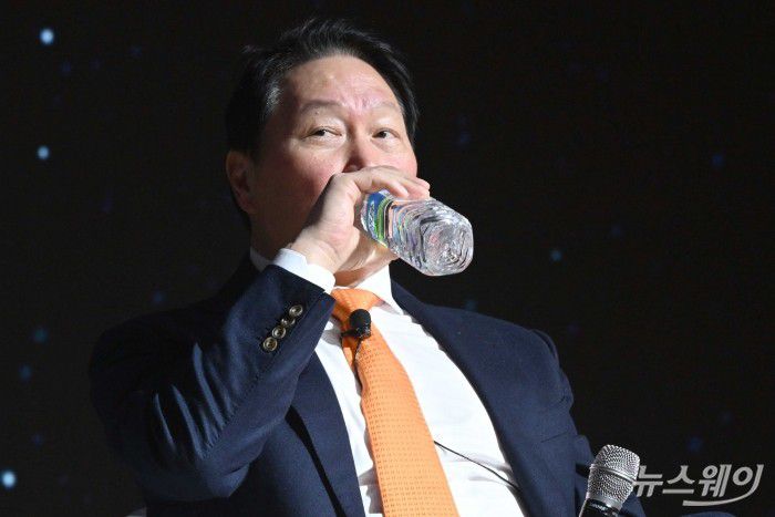 최태원 대한상공회의소 회장이 5일 오후 서울 중구 대한상공회의소에서 열린 '제4회 대한상공회의소-한국은행 세미나' 특별대담에서 물을 마시고 있다. 사진=강민석 기자 kms@newsway.co.kr