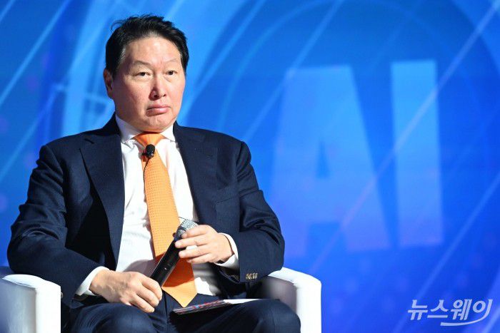 최태원 대한상공회의소 회장이 5일 오후 서울 중구 대한상공회의소에서 열린 '제4회 대한상공회의소-한국은행 세미나' 특별대담에서 이창용 한국은행 총재의 발언을 경청하고 있다. 사진=강민석 기자 kms@newsway.co.kr