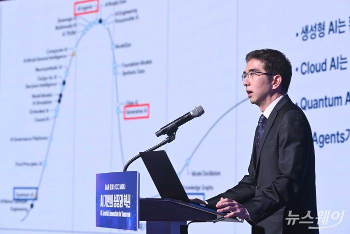 이홍락 LG AI연구원장이 5일 오후 서울 중구 대한상공회의소에서 열린 '제4회 대한상공회의소-한국은행 세미나'에서 'Agentic AI' 주제로로 기조강연을 하고 있다. 사진=강민석 기자 kms@newsway.co.kr