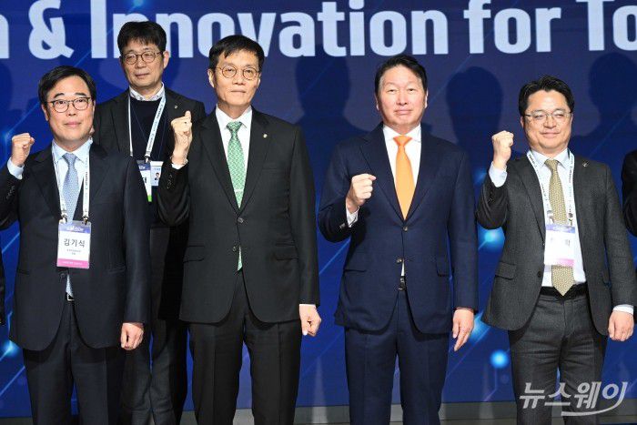 (앞 줄 왼쪽 두 번째)이창용 한국은행 총재와 (앞 줄 오른쪽 두 번째)최태원 대한상공회의소 회장을 비롯한 참석자들이 5일 오후 서울 중구 대한상공회의소에서 열린 '제4회 대한상공회의소-한국은행 세미나'에서 기념촬영을 하고 있다. 사진=강민석 기자 kms@newsway.co.kr