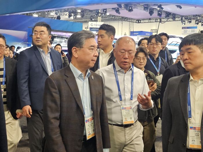 정의선 현대차그룹 회장이 장재훈 부회장과 이야기를 나누고 있다. 사진=김다정 기자