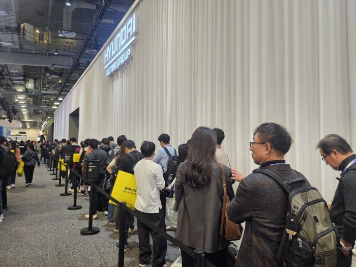 현대차그룹 CES 2026 부스에 길게 줄이 늘어서있다. 사진=김다정 기자