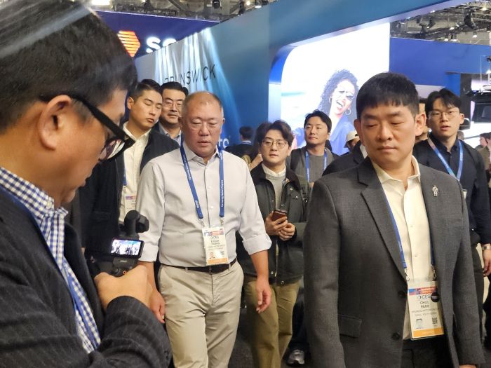 정의선 현대차그룹 회장이 CES 2026 전시관을 방문했다. 사진=김다정 기자