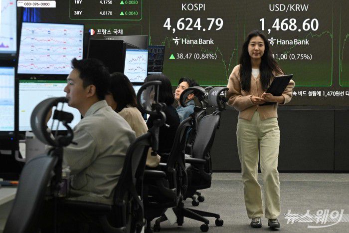 코스피가 미국 증시 강세와 주도주 상승에 힘입어 4600선에 안착하며 장중 사상 최고치를 경신한 12일 오후 서울 중구 하나은행 본점 딜링룸에서 직원들이 업무를 보고 있다. 이날 코스피는 38.47p(0.84%) 오른 4624.79 마감했다. 사진=강민석 기자 kms@newsway.co.kr