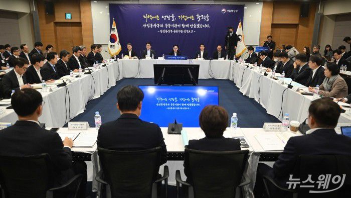 김정관 산업통상부 장관이 12일 오전 서울 중구 대한상공회의소에서 열린 산업분야에 대한 공공기관 업무보고에서 모두발언을 하고 있다. 사진=강민석 기자 kms@newsway.co.kr