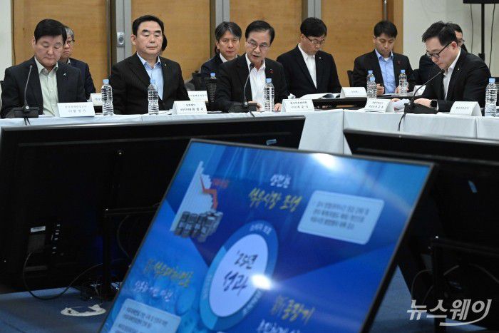 최춘식 한국석유관리원 이사장이 12일 오후 서울 중구 대한상공회의소에서 열린 자원·수출분야에 대한 공공기관 업무보고에서 발표를 하고 있다. 사진=강민석 기자 kms@newsway.co.kr