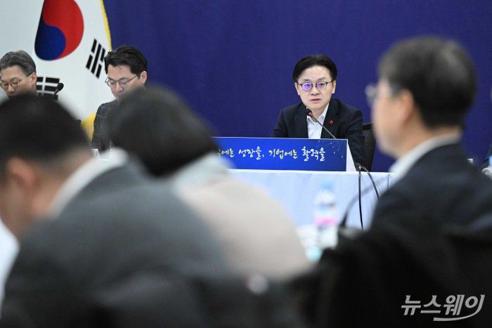 김정관 산업통상부 장관이 12일 오전 서울 중구 대한상공회의소에서 열린 산업분야에 대한 공공기관 업무보고에서 모두발언을 하고 있다. 사진=강민석 기자 kms@newsway.co.kr