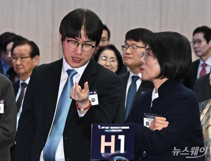 (왼쪽)하정우 대통령비서실 AI미래기획수석비서관과 최민희 국회 과학기술정보방송통신위원장이 14일 오후 서울 강남구 과학기술회관에서 열린 과학기술인·정보방송통신인 신년인사회에서 대화하고 있다. 사진=강민석 기자 kms@newsway.co.kr