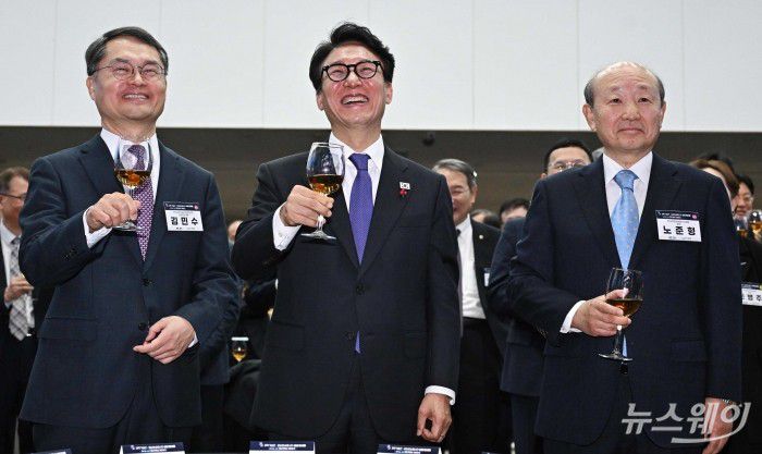 김민석 국무총리가 14일 오후 서울 강남구 과학기술회관에서 열린 과학기술인·정보방송통신인 신년인사회에서 참석자들과 건배하고 있다. (왼쪽부터)김민수 한국과학기술단체총연합회 회장 직무대행, 김 총리, 노준형 한국정보방송통신대연합회장. 사진=강민석 기자 kms@newsway.co.kr