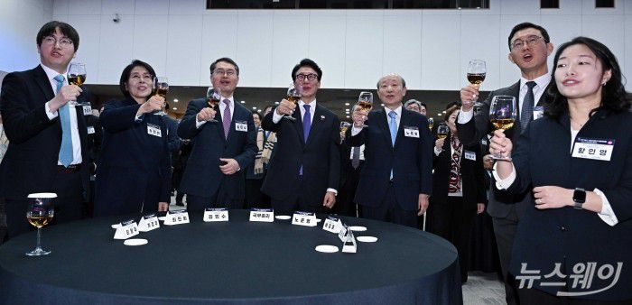 (왼쪽 네 번째)김민석 국무총리를 비롯한 참석자들이 14일 오후 서울 강남구 과학기술회관에서 열린 과학기술인·정보방송통신인 신년인사회에서 건배를 하고 있다. 사진=강민석 기자 kms@newsway.co.kr