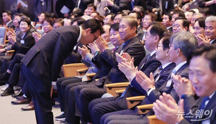 김민석 국무총리가 14일 오후 서울 강남구 건설회관에서 열린 건설인 신년인사회에서 인사를 하고 있다. (오른쪽 다섯 번째)한승구 대한건설협회 회장. 사진=강민석 기자 kms@newsway.co.kr