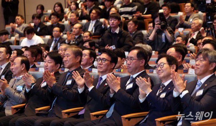 (오른쪽 네 번째)김민석 국무총리와 (왼쪽 세 번째)한승구 대한건설협회 회장을 비롯한 참석자들이 14일 오후 서울 강남구 건설회관에서 열린 건설인 신년인사회에서 박수를 치고 있다. 사진=강민석 기자 kms@newsway.co.kr