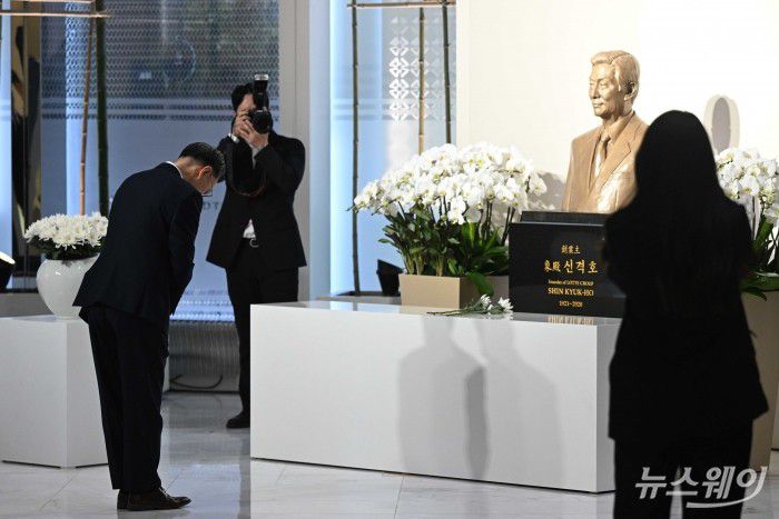 고정욱 롯데지주 공동 대표이사가 15일 오전 서울 송파구 롯데월드타워에서 열린 '2026 상반기 롯데 VCM (Value Creation Meeting·옛 사장단회의)'에 참석하기에 앞서 故 신격호 롯데그룹 창업주 흉상에 헌화를 마친 뒤 묵념을 하고 있다. 사진=강민석 기자 kms@newsway.co.krnewsway.co.kr