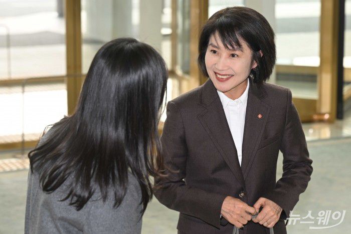 김덕희 대홍기획 대표이사가 15일 오후 서울 송파구 롯데월드타워에서 열린 '2026 상반기 롯데 VCM (Value Creation Meeting·옛 사장단회의)'에 참석하기 위해 회의장으로 이동하고 있다. 사진=강민석 기자 kms@newsway.co.krnewsway.co.kr