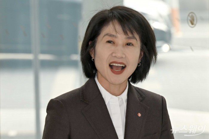 김덕희 대홍기획 대표이사가 15일 오후 서울 송파구 롯데월드타워에서 열린 '2026 상반기 롯데 VCM (Value Creation Meeting·옛 사장단회의)'에 참석하기 위해 회의장으로 이동하고 있다. 사진=강민석 기자 kms@newsway.co.krnewsway.co.kr