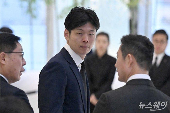 신동빈 롯데그룹 회장의 장남인 신유열 롯데지주 부사장 겸 롯데바이오로직스 대표이사가 15일 오전 서울 송파구 롯데월드타워에서 열린 '2026 상반기 롯데 VCM (Value Creation Meeting·옛 사장단회의)'에 참석하기 앞서 故 신격호 롯데그룹 창업주 흉상에 헌화를 하기 위해 잠시 대기하고 있다. 사진=강민석 기자 kms@newsway.co.krnewsway.co.kr