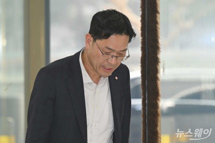 주우현 롯데케미칼 첨단소재사업 대표이사가 15일 오후 서울 송파구 롯데월드타워에서 열린 '2026 상반기 롯데 VCM (Value Creation Meeting·옛 사장단회의)'에 참석하기 위해 회의장으로 이동하고 있다. 사진=강민석 기자 kms@newsway.co.krnewsway.co.kr