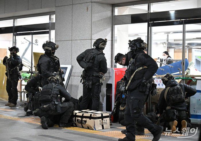 윤석열 대통령이 긴급 대국민 담화를 통해 비상계엄령을 발표한 4일 서울 여의도 국회에 계엄군이 진입을 시도하고 있다. 사진=이수길 기자 Leo2004@newsway.co.kr