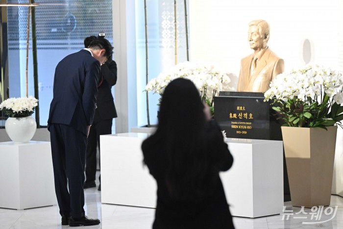 신동빈 롯데그룹 회장의 장남인 신유열 롯데지주 부사장 겸 롯데바이오로직스 대표이사가 15일 오전 서울 송파구 롯데월드타워에서 열린 '2026 상반기 롯데 VCM (Value Creation Meeting·옛 사장단회의)'에 참석하기 앞서 故 신격호 롯데그룹 창업주 흉상에 헌화를 마친 뒤 묵념을 하고 있다. 사진=강민석 기자 kms@newsway.co.krnewsway.co.kr