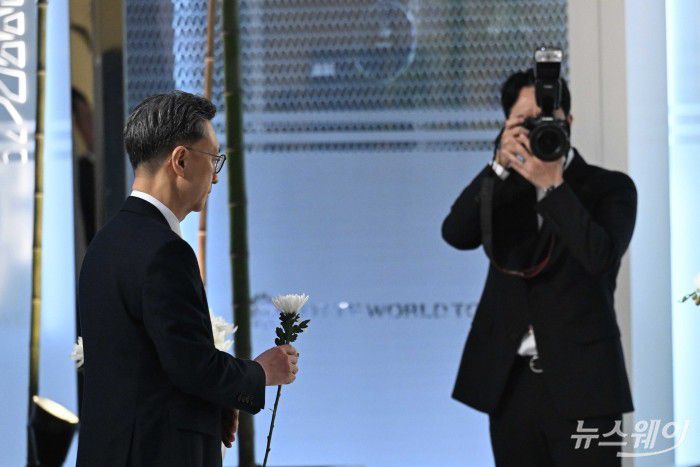 고정욱 롯데지주 공동 대표이사가 15일 오전 서울 송파구 롯데월드타워에서 열린 '2026 상반기 롯데 VCM (Value Creation Meeting·옛 사장단회의)'에 참석하기 앞서 故 신격호 롯데그룹 창업주 흉상에 헌화를 하기 위해 이동하고 있다. 사진=강민석 기자 kms@newsway.co.krnewsway.co.kr