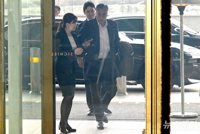 타마츠카 겐이치 일본 롯데홀딩스 대표가 15일 오후 서울 송파구 롯데월드타워에서 열린 '2026 상반기 롯데 VCM (Value Creation Meeting·옛 사장단회의)'에 참석하기 위해 회의장으로 이동하고 있다. 사진=강민석 기자 kms@newsway.co.krnewsway.co.kr