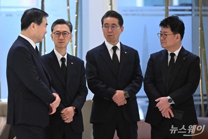 (왼쪽 첫 번째부터)임성복 롯데지주 커뮤니케이션실장, 고정욱·노준형 롯데지주 공동 대표이사, 박두환 롯데지주 HR혁신실장이 15일 오전 서울 송파구 롯데월드타워에서 열린 '2026 상반기 롯데 VCM (Value Creation Meeting·옛 사장단회의)'에 참석하기 앞서 故 신격호 롯데그룹 창업주 흉상에 헌화를 하기 위해 잠시 대기하며 대화를 하고 있다. 사진=강민석 기자 kms@newsway.co.krnewsway.co.kr