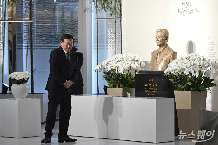 신동빈 롯데그룹 회장이 15일 오전 서울 송파구 롯데월드타워에서 열린 '2026 상반기 롯데 VCM (Value Creation Meeting·옛 사장단회의)'에 참석하기 앞서 故 신격호 롯데그룹 창업주 흉상에 헌화를 마친 뒤 자리로 이동하고 있다. 사진=강민석 기자 kms@newsway.co.krnewsway.co.kr