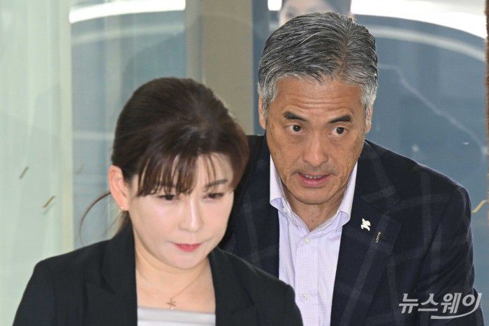 타마츠카 겐이치 일본 롯데홀딩스 대표가 15일 오후 서울 송파구 롯데월드타워에서 열린 '2026 상반기 롯데 VCM (Value Creation Meeting·옛 사장단회의)'에 참석하기 위해 회의장으로 이동하고 있다. 사진=강민석 기자 kms@newsway.co.krnewsway.co.kr