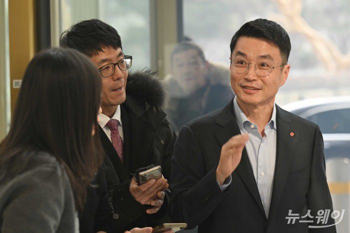 최인태 롯데피플네트웍스 대표가 15일 오후 서울 송파구 롯데월드타워에서 열린 '2026 상반기 롯데 VCM (Value Creation Meeting·옛 사장단회의)'에 참석하기 위해 회의장으로 이동하고 있다. 사진=강민석 기자 kms@newsway.co.krnewsway.co.kr