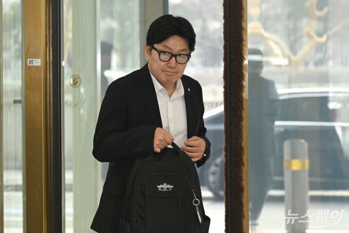 박재영 롯데제이티비 대표이사가 15일 오후 서울 송파구 롯데월드타워에서 열린 '2026 상반기 롯데 VCM (Value Creation Meeting·옛 사장단회의)'에 참석하기 위해 회의장으로 이동하고 있다. 사진=강민석 기자 kms@newsway.co.krnewsway.co.kr