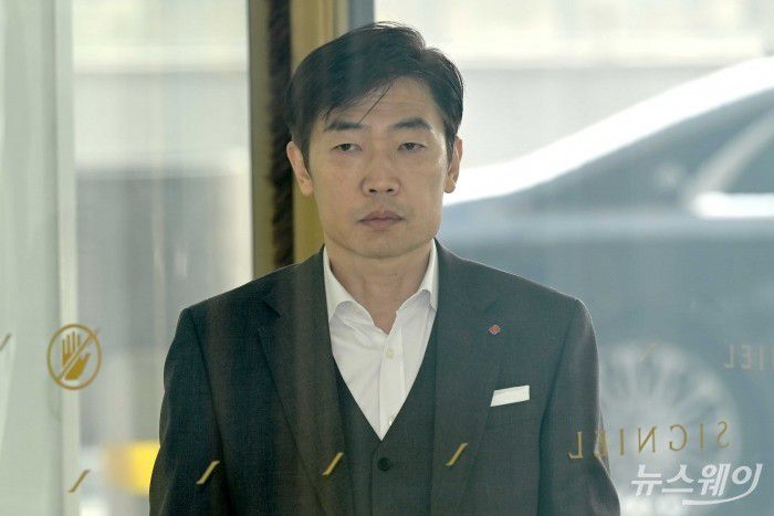 김종열 롯데컬처웍스 대표가 15일 오후 서울 송파구 롯데월드타워에서 열린 '2026 상반기 롯데 VCM (Value Creation Meeting·옛 사장단회의)'에 참석하기 위해 회의장으로 이동하고 있다. 사진=강민석 기자 kms@newsway.co.krnewsway.co.kr