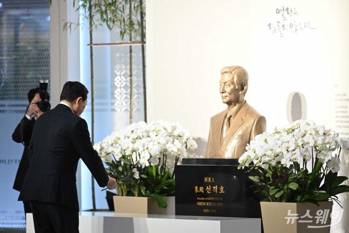 신동빈 롯데그룹 회장이 15일 오전 서울 송파구 롯데월드타워에서 열린 '2026 상반기 롯데 VCM (Value Creation Meeting·옛 사장단회의)'에 참석하기 앞서 故 신격호 롯데그룹 창업주 흉상에 헌화를 하고 있다. 사진=강민석 기자 kms@newsway.co.krnewsway.co.kr