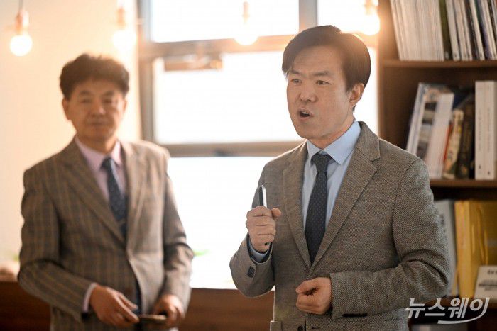 김용진 소상공인연구원 전문위원이 16일 오전 서울 종로구 창신코워킹스페이스에서 열린 제8차 소상공인 릴레이 간담회에서 발표를 하고 있다. 사진=강민석 기자 kms@newsway.co.krnewsway.co.kr