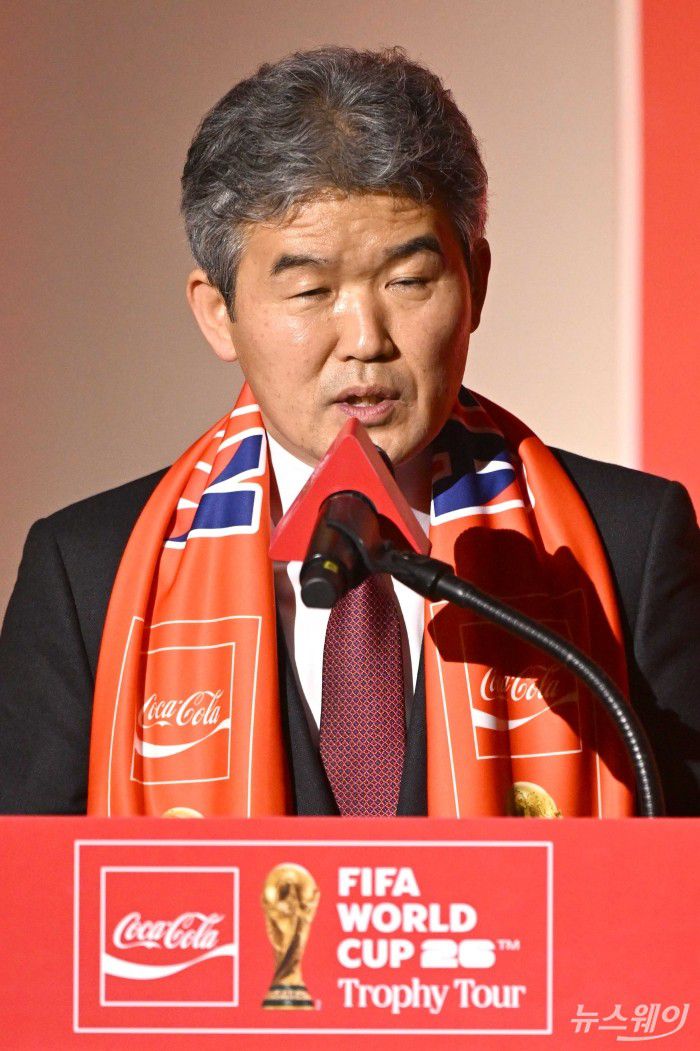 김승희 축구협회 전무이사가 16일 오후 서울 용산구 CGV 용산아이파크몰에서 열린 'FIFA 월드컵™ 트로피 투어 by 코카-콜라' 공개 기자간담회에서 축사를 하고 있다. 사진=강민석 기자 kms@newsway.co.kr