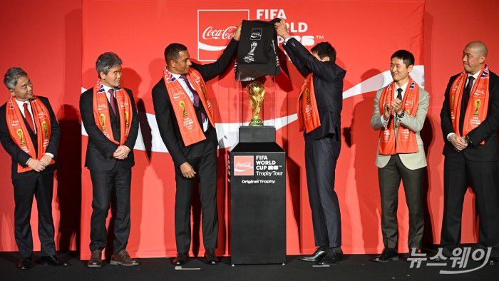 (오른쪽 세 번째)차범근 전 대한민국 축구대표팀 감독과 (왼쪽 세 번째)지우베르투 시우바 FIFA 글로벌 홍보대사 겸 전 브라질 축구 국가대표 선수가 16일 오후 서울 용산구 CGV 용산아이파크몰에서 열린 'FIFA 월드컵™ 트로피 투어 by 코카-콜라' 공개 기자간담회에서 오리지널 트로피를 공개하고 있다. (왼쪽 첫 번째부터)이준엽 한국코카콜라 대표이사, 김승희 축구협회 전무이사, 시우바 FIFA 글로벌 홍보대사, 차 전 대한민국 축구대표팀 감독, 축구 국가대표 출신 이영표 KBS 해설위원, 차두리 화성FC 축구 감독. 사진=강민석 기자 kms@newsway.co.kr