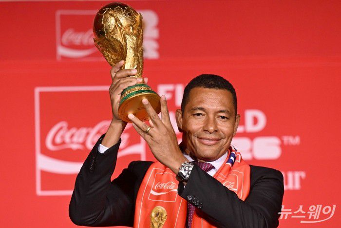 지우베르투 시우바 FIFA 글로벌 홍보대사 겸 전 브라질 축구 국가대표 선수가 16일 오후 서울 용산구 CGV 용산아이파크몰에서 열린 'FIFA 월드컵™ 트로피 투어 by 코카-콜라' 공개 기자간담회에서 오리지널 트로피를 들어 보이고 있다. 사진=강민석 기자 kms@newsway.co.kr