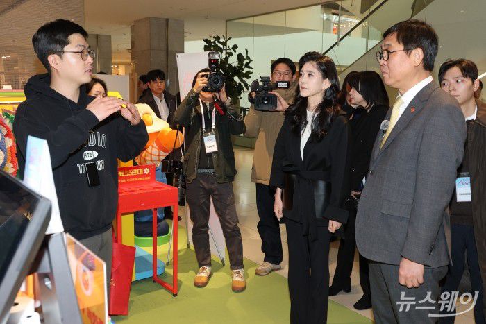 최휘영 문화체육관광부 장관과 이부진 한국방문의해위원장이 22일 오후 서울 여의도 더현대 서울에서 2026 코리아그랜드세일에 참여하는 '위글위글' 매장을 방문해 관계자의 설명을 듣고 있다. 사진=이수길 기자 Leo2004@newsway.co.kr