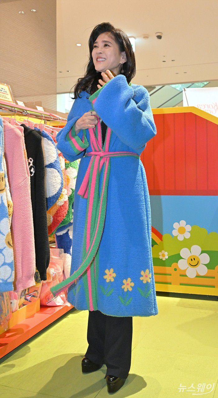 이부진 한국방문의해위원장이 22일 오후 서울 여의도 더현대 서울에서 2026 코리아그랜드세일에 참여하는 '위글위글' 매장을 방문해 캐릭터 목욕가운을 시착하고 있다. 사진=이수길 기자 Leo2004@newsway.co.kr